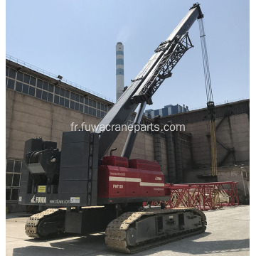 Grue télescopique sur chenilles transportant du matériel